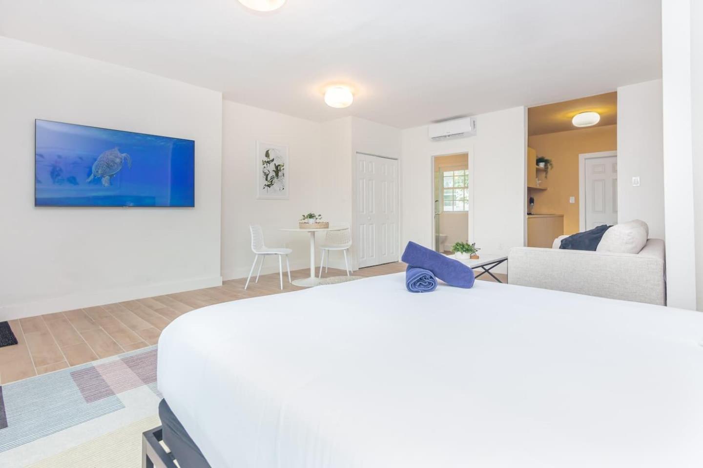 Large Stylish Studio Apartment In El Portal #3 Miami Luaran gambar