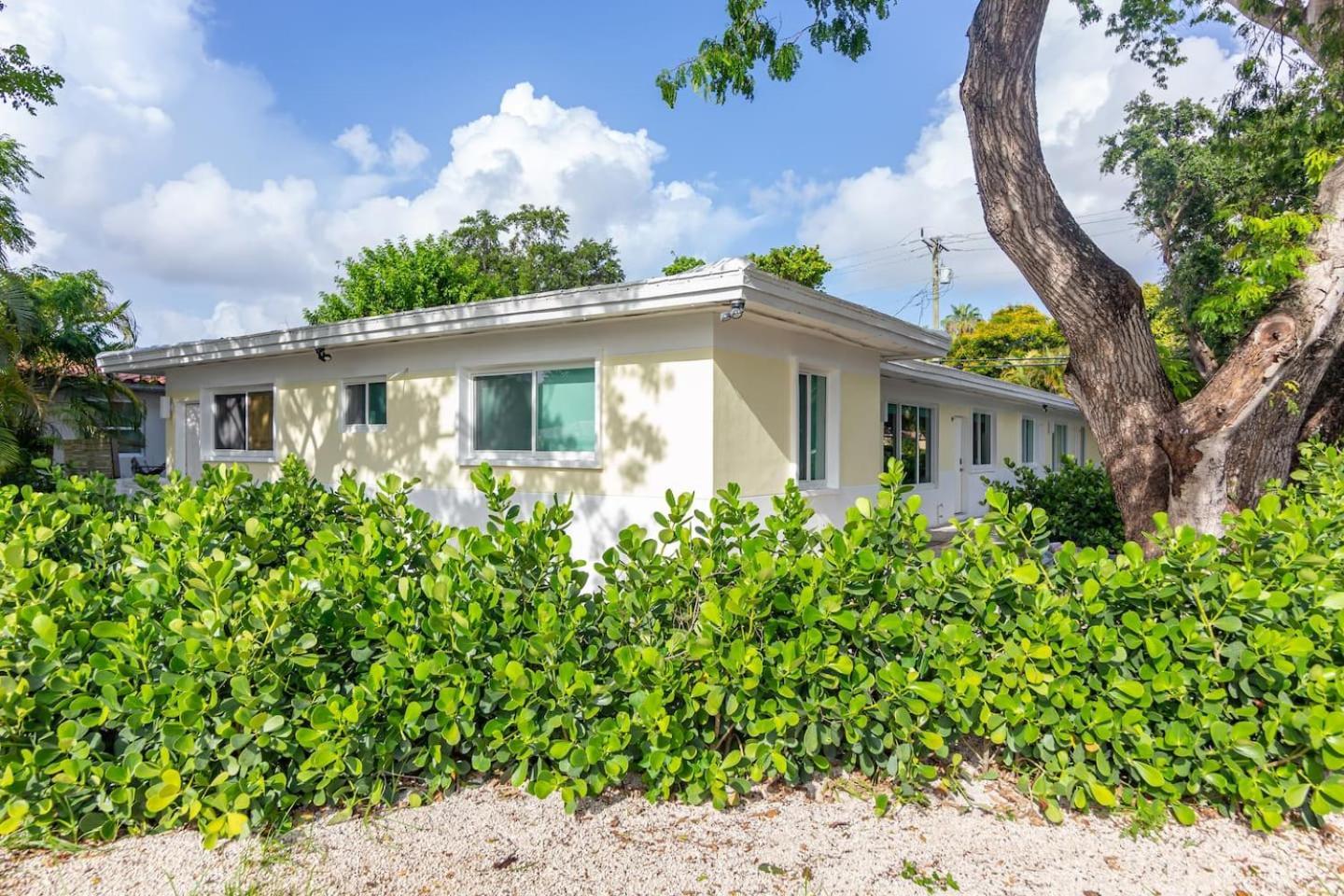 Large Stylish Studio Apartment In El Portal #3 Miami Luaran gambar