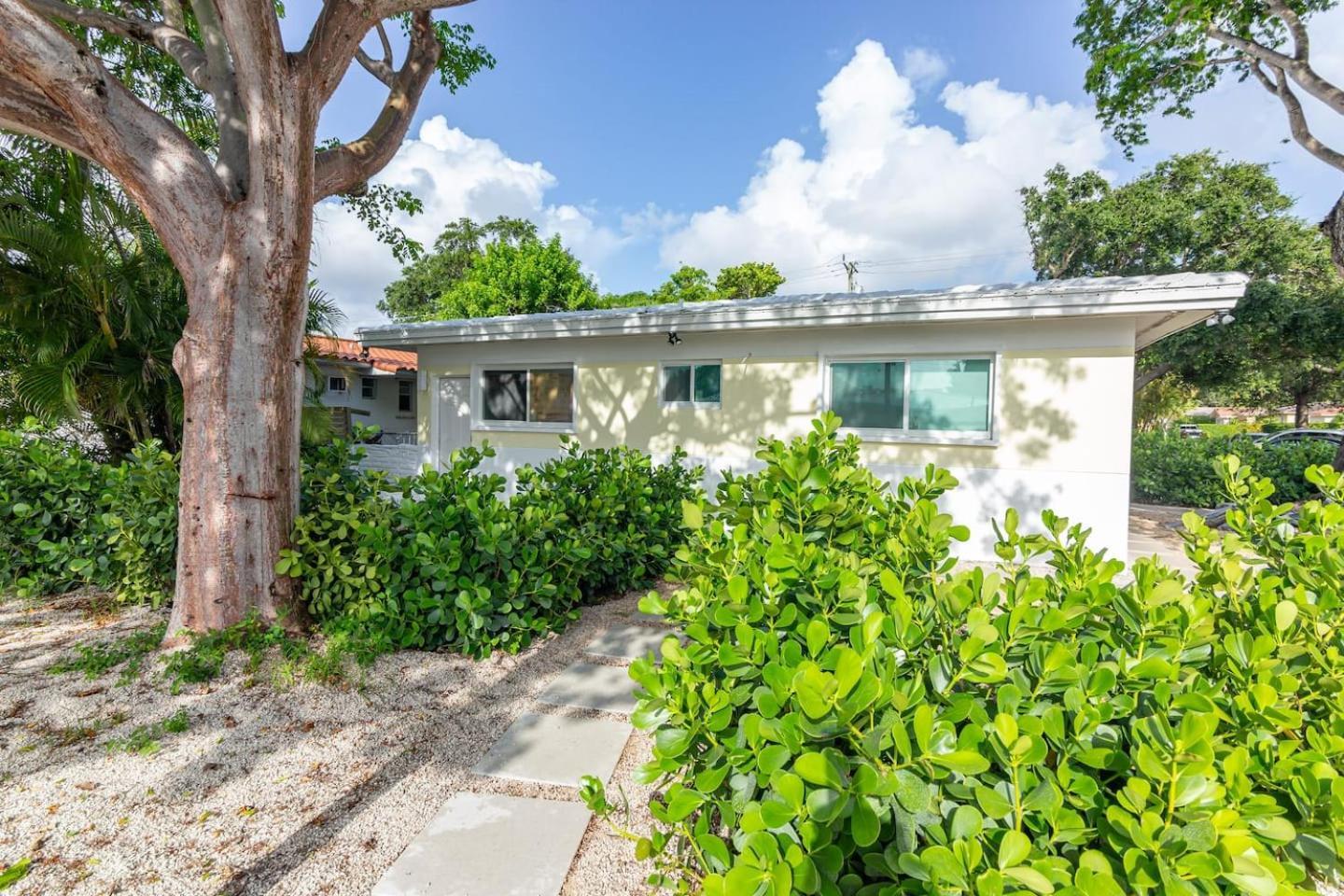 Large Stylish Studio Apartment In El Portal #3 Miami Luaran gambar