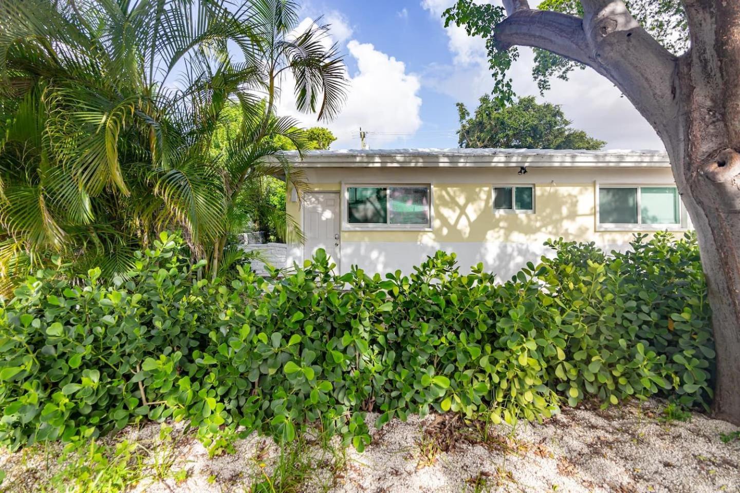 Large Stylish Studio Apartment In El Portal #3 Miami Luaran gambar